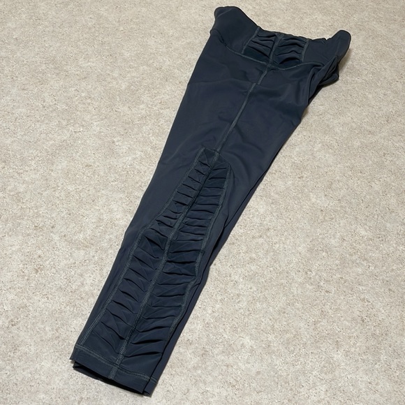 VICTORIA SPORT TOTAL KNOCKOUT SHORT GRAY LASER CUT CAPRI LENGTH LEGGINGS - Picture 4 of 11